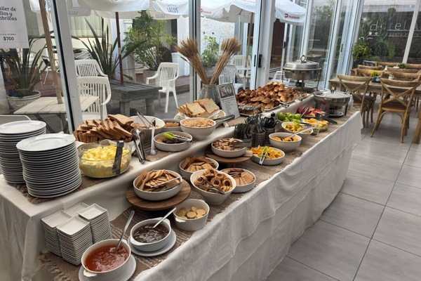 Café da manhã com buffet grátis todos os dias