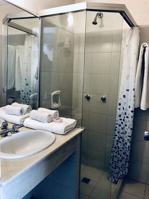 Superior Double Room | Bathroom | Shower, hair dryer, towels - Hotel Azul Puerto Punta del Este (Punta del Este)