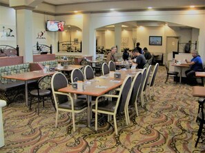 Se sirven desayunos, comidas, cenas y cocina americana 