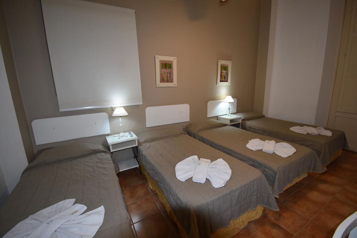 Caja de seguridad en la habitación, wifi gratis y ropa de cama