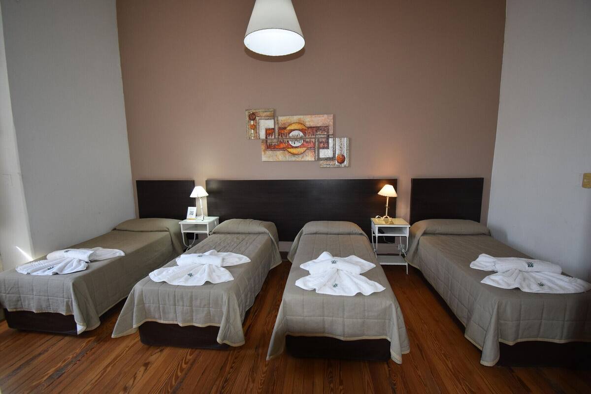 Caja de seguridad en la habitación, wifi gratis y ropa de cama