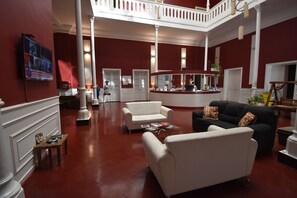 Lobby sitting area - Hotel Plaza (Salta)