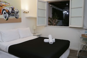 Habitación doble | Caja fuerte, escritorio, wifi gratis y ropa de cama