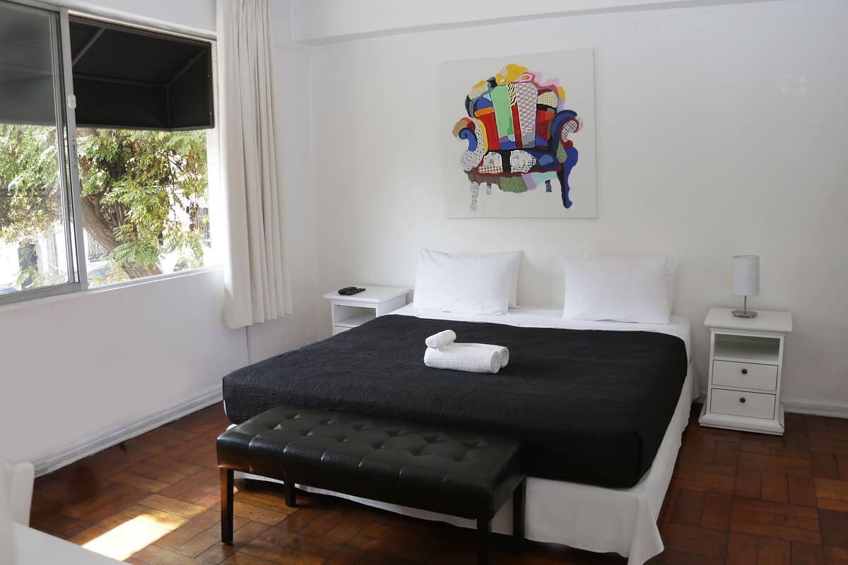 Habitación doble | Caja fuerte, escritorio, wifi gratis y ropa de cama
