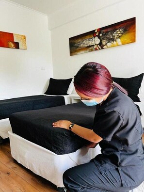 Tallelokero huoneessa, työpöytä, ilmainen Wi-Fi, vuodevaatteet