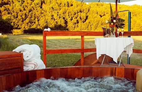 Outdoor spa tub. Hotel Baviera