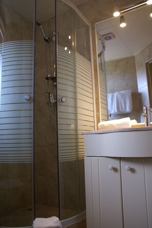 Shower, free toiletries