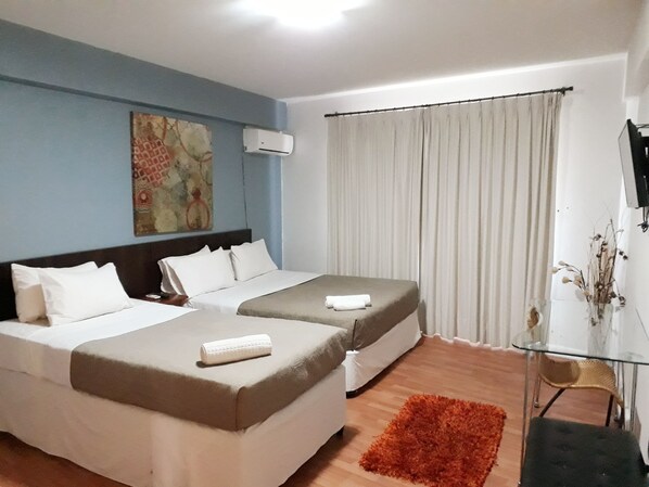 Chambre triple | Coffre-fort, bureau, fer et planche à repasser, accès au Wi-Fi (inclus)