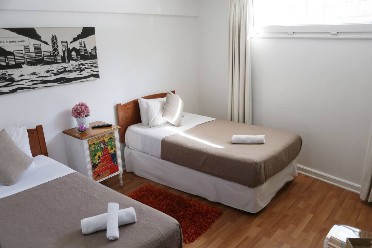 Chambre avec lits jumeaux | Coffre-fort, bureau, fer et planche à repasser, accès au Wi-Fi (inclus)
