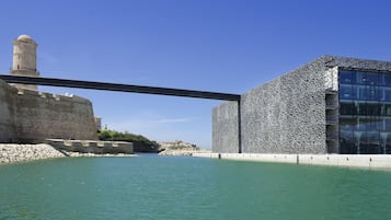 Un edifici modern amb façana amb textura i una àmplia zona de finestres de vidre.
