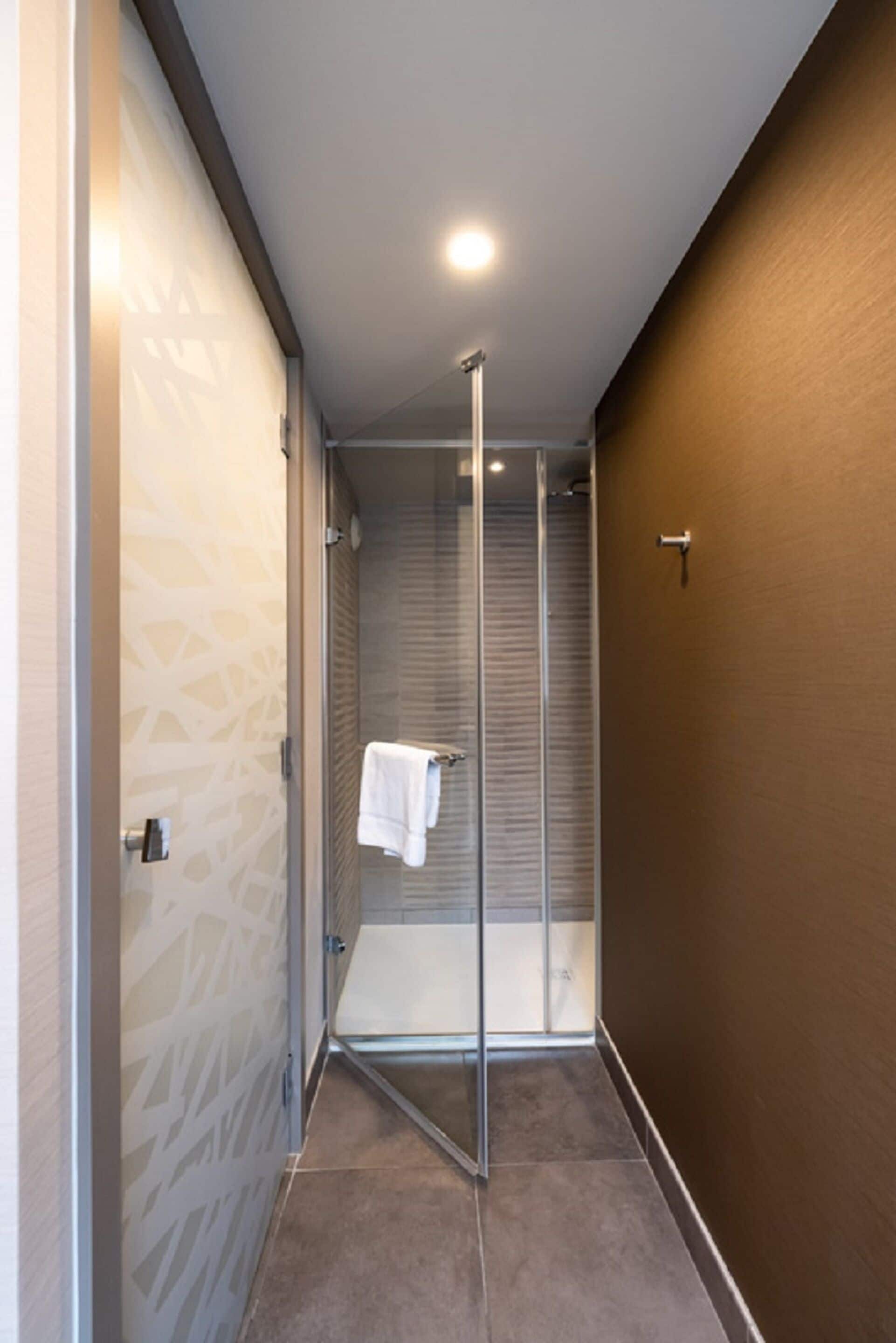 family room, non smoking | bathroom | shower, free toiletries, hair dryer, towels