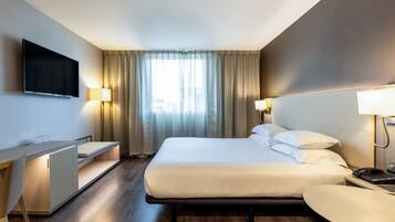 Classic Room, 1 King Bed | Premium bedding, minibar, in-room safe, desk