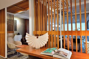 Menghidangkan makan tengah hari dan makan malam 