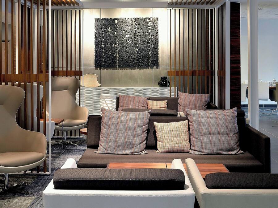 Sert le déjeuner et le dîner