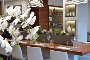 Breakfast, lunch, dinner served; French cuisine - AC Hotel by Marriott Marseille Prado Velodrome (Marseille)