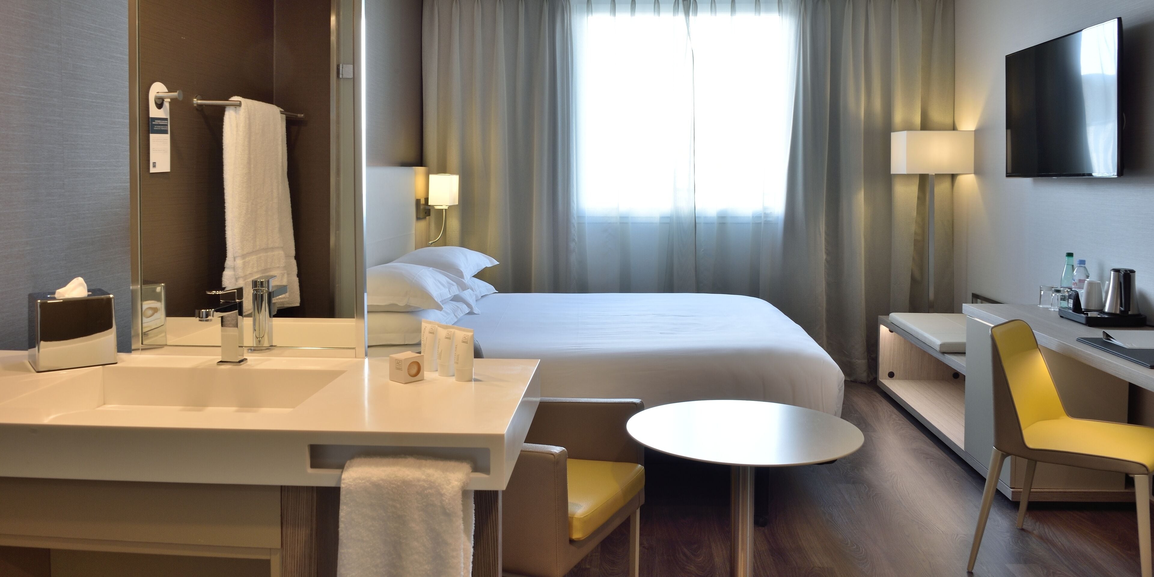 premium bedding, minibar, in-room safe, desk