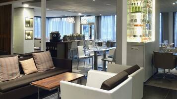 Sert le déjeuner et le dßner