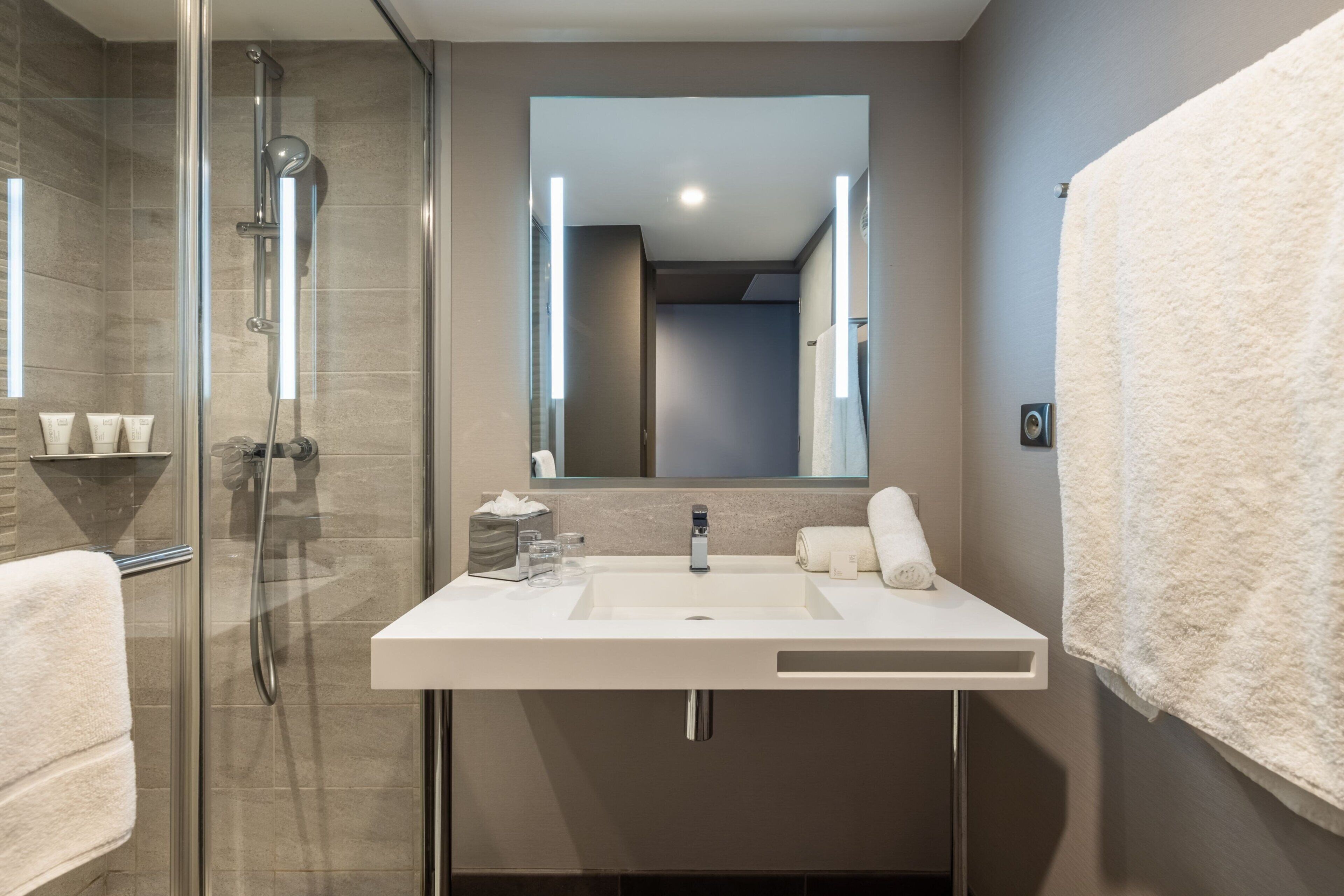 classic room, 2 single beds, non smoking | bathroom | shower, free toiletries, hair dryer, towels