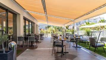 Serveert ontbijt, lunch, diner, Franse gerechten