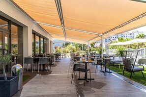 Se sirven desayunos, comidas, cenas y cocina francesa 