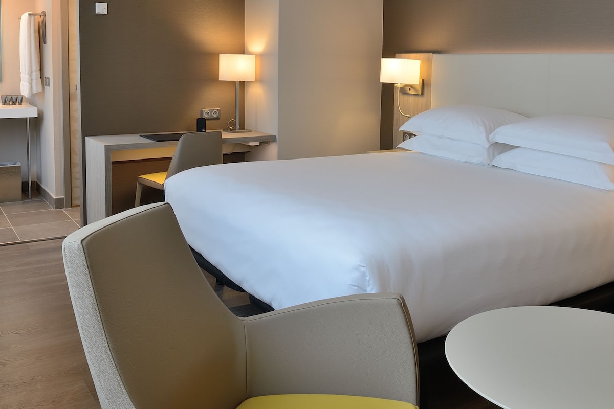Premium bedding, minibar, in-room safe, desk