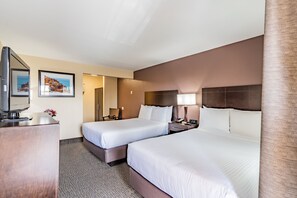 Habitación clásica, 2 camas matrimoniales | Caja de seguridad en la habitación y cortinas blackout