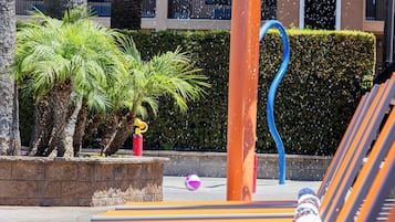 Utendørsbasseng, bassengparasoller og solsenger