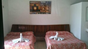 Basic-Doppelzimmer, mit Bad | Schreibtisch