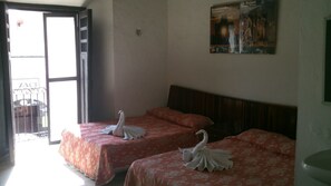 Basic-Doppelzimmer, mit Bad | Schreibtisch