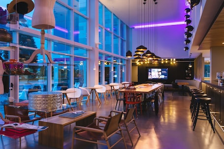 Sala de estar en el lobby. MOXY Munich Airport