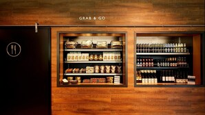 Een 'Grab & Go' hoek met schappen vol snacks en drankjes.