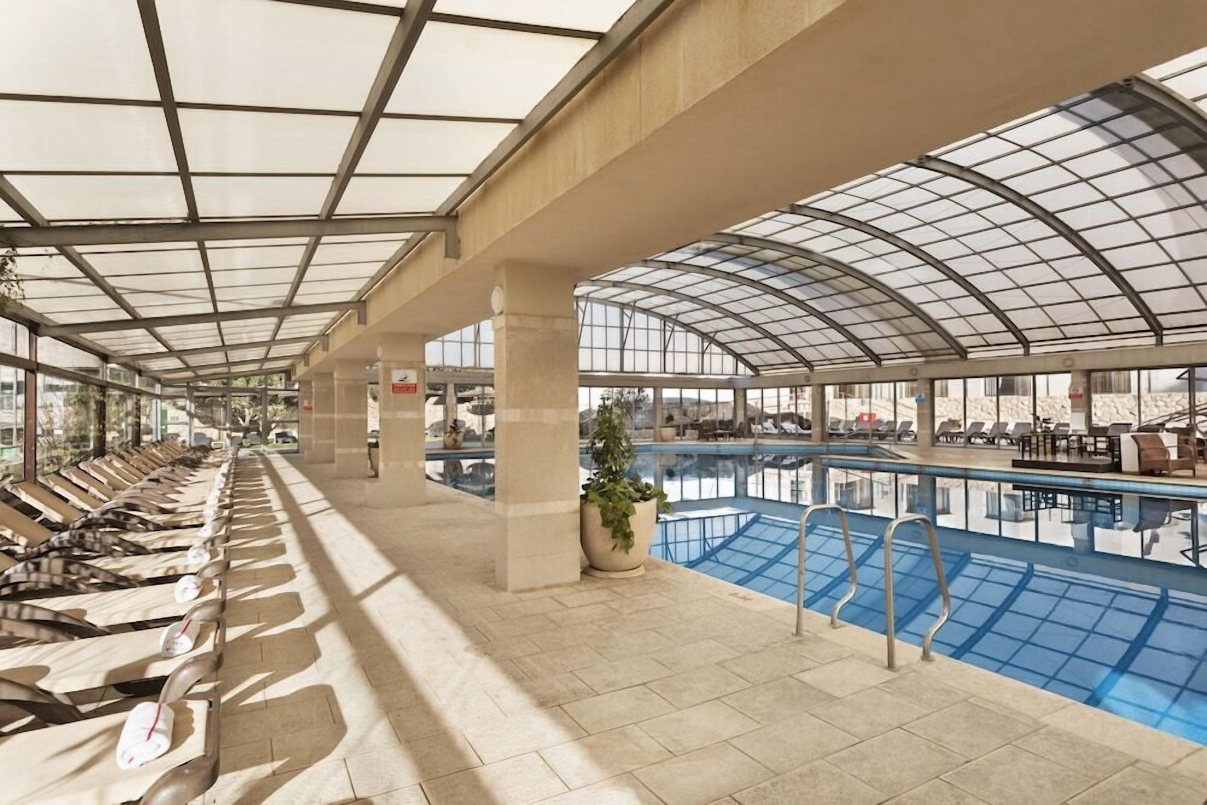 Piscine couverte, piscine extérieure