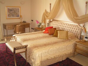 A bedroom with a four-poster bed, a desk, a chair, and a nightstand. - Vert Jerusalem (Jerusalem)