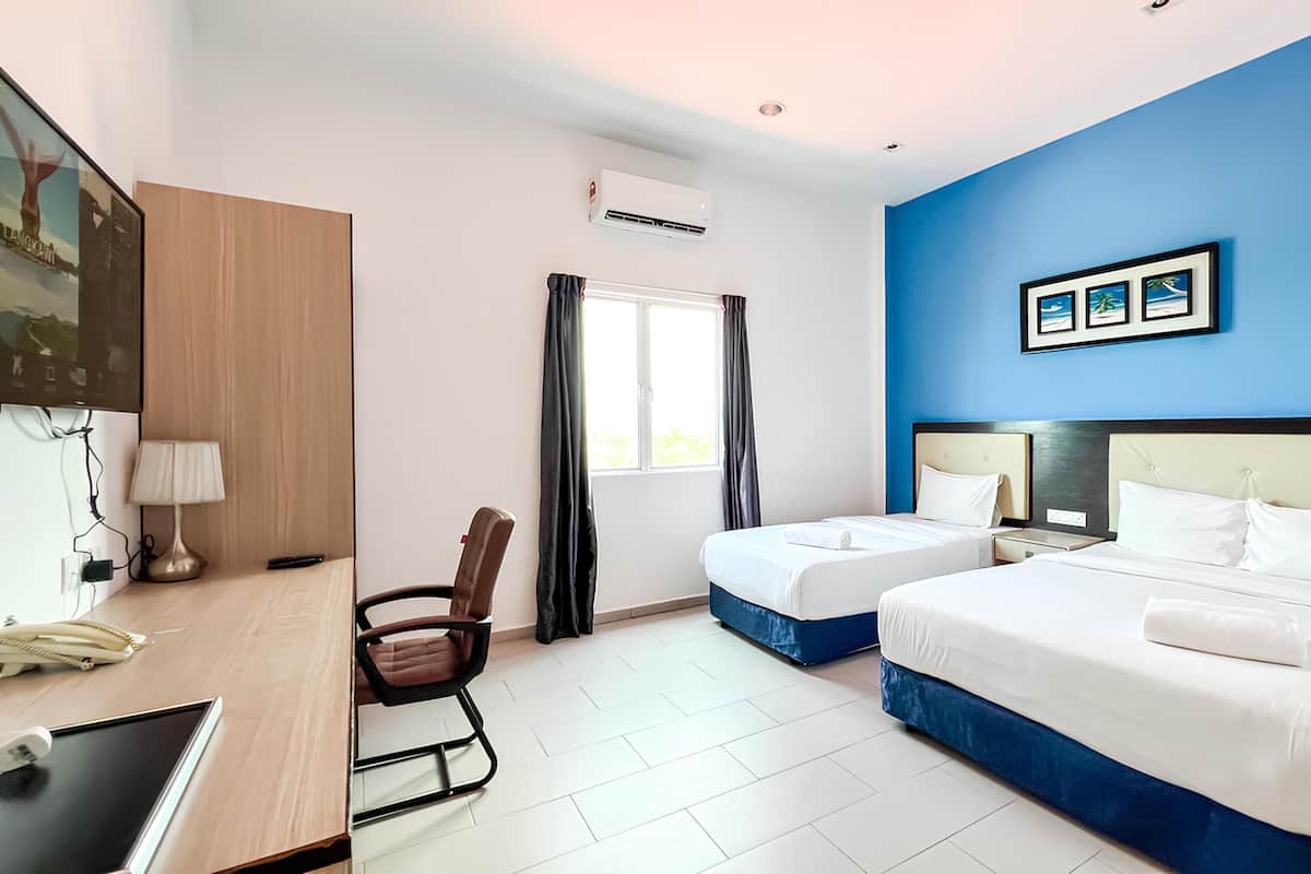 Familienzimmer (Deluxe) | Zimmersafe, Schreibtisch, Verdunkelungsvorhänge, kostenloses WLAN