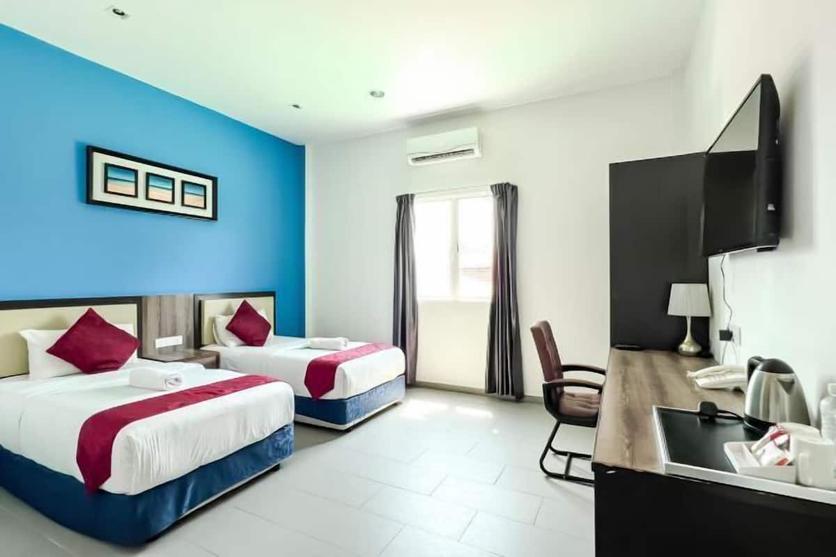 Caja de seguridad en la habitación, escritorio y cortinas blackout