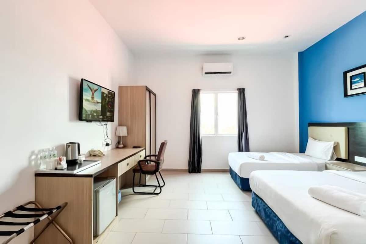 Caja de seguridad en la habitación, escritorio y cortinas blackout