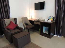 Caja de seguridad en la habitación, escritorio y cortinas blackout 