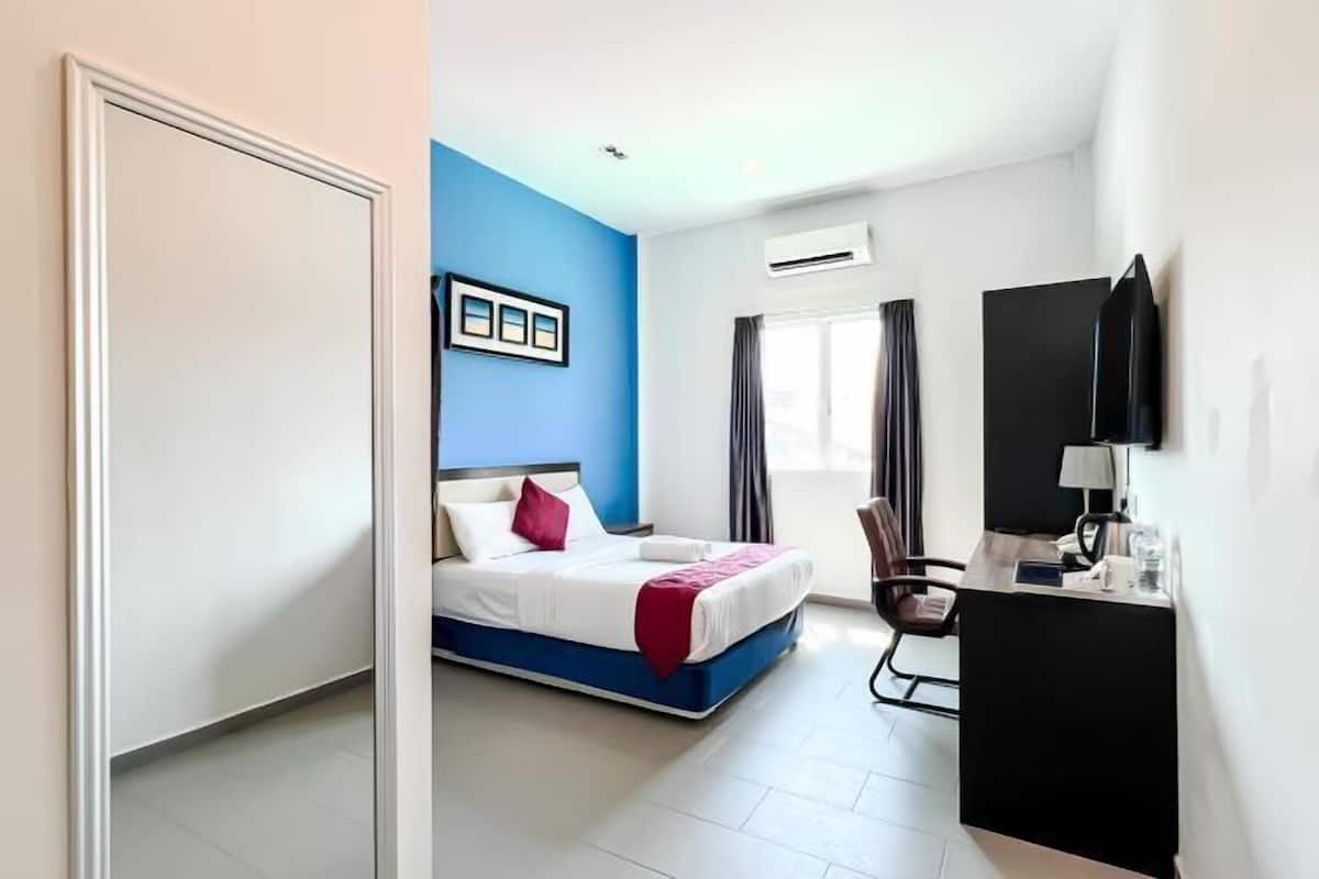 Caja de seguridad en la habitación, escritorio y cortinas blackout