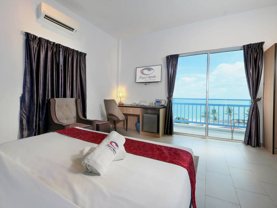Deluxe Room, Sea View | In-room safe, desk, blackout drapes, free WiFi