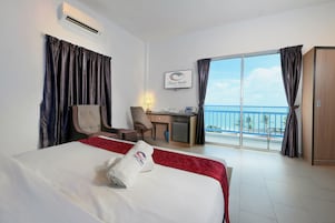 Caja de seguridad en la habitación, escritorio y cortinas blackout 