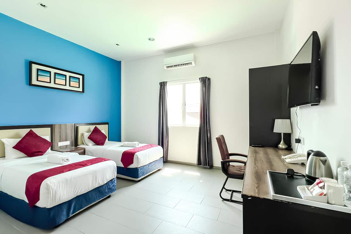 Deluxe-Zweibettzimmer | Zimmersafe, Schreibtisch, Verdunkelungsvorhänge, kostenloses WLAN