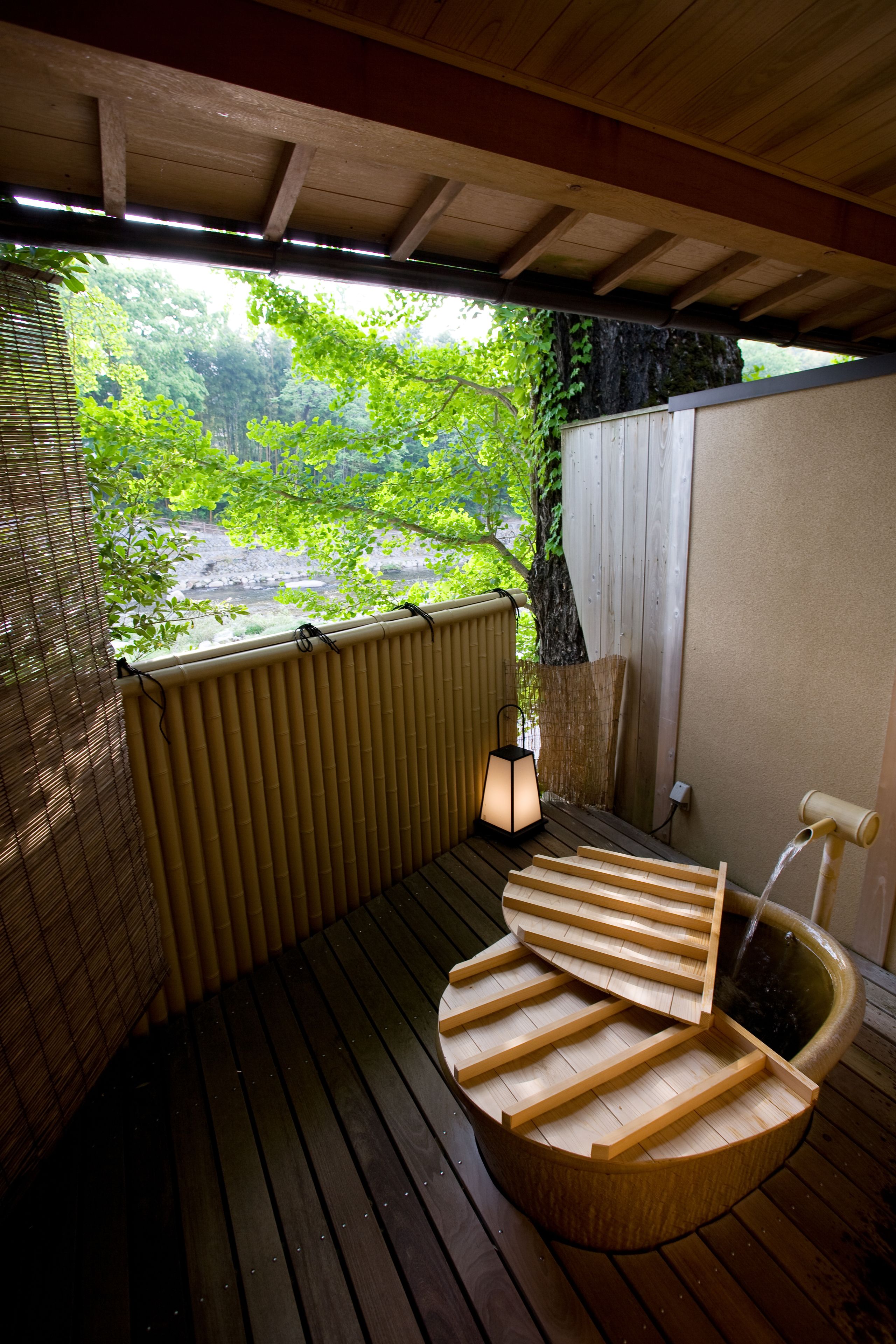 Quarto tradicional, para não fumantes, vista para o rio (Japanese-Style, Private Outdoor Bath) | Comodidades do banheiro | Secador de cabelo, chinelos, vasos sanitários com bidê eletrônico 