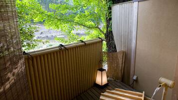 Quarto tradicional, para não fumantes, vista para o rio (Japanese-Style, Private Outdoor Bath) | Comodidades do banheiro | Secador de cabelo, chinelos, vasos sanitários com bidê eletrônico