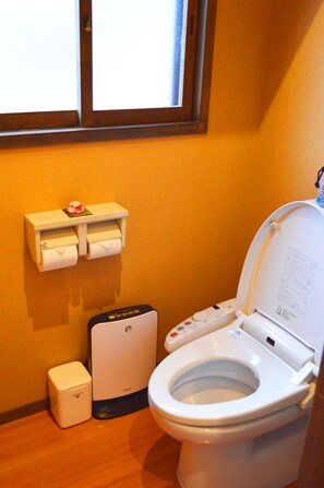 Zweibettzimmer, Nichtraucher, Flussblick (Japanese-Style) | Badezimmer | Haartrockner, Hausschuhe, Toilette mit elektrischem Bidet, Handtücher