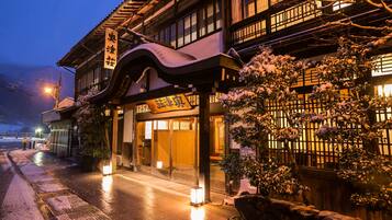 施設の正面 (日没後)