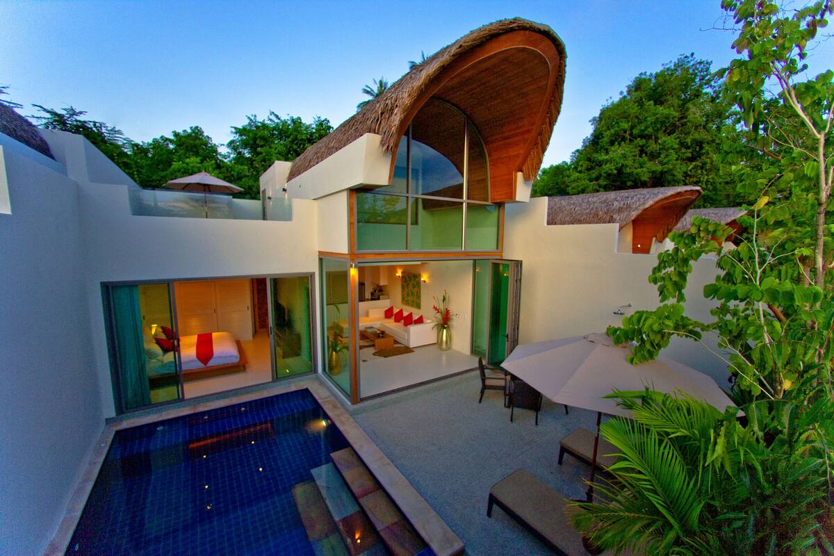 2 Bedrooms Modern Pool Villa | Balcony
