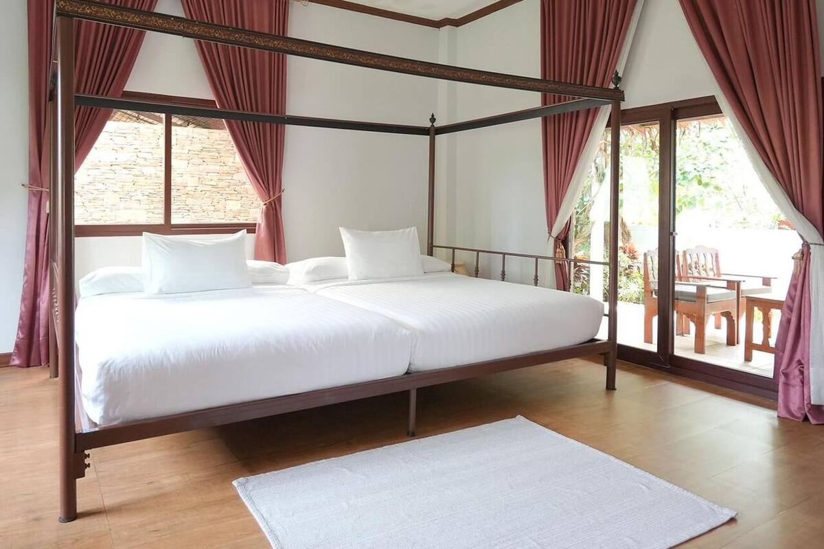 Two King Bed Family Villa | มินิบาร์ฟรีบางอย่าง, ตู้นิรภัยในห้องพัก, โต๊ะทำงาน, ผ้าม่านกันแสง