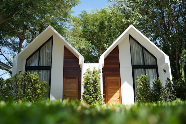 River Kwaikiri Villa Garden View | Free minibar items, in-room safe, desk, blackout drapes