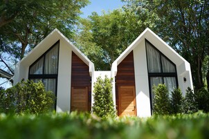 River Kwaikiri Villa Garden View | Free minibar items, in-room safe, desk, blackout drapes