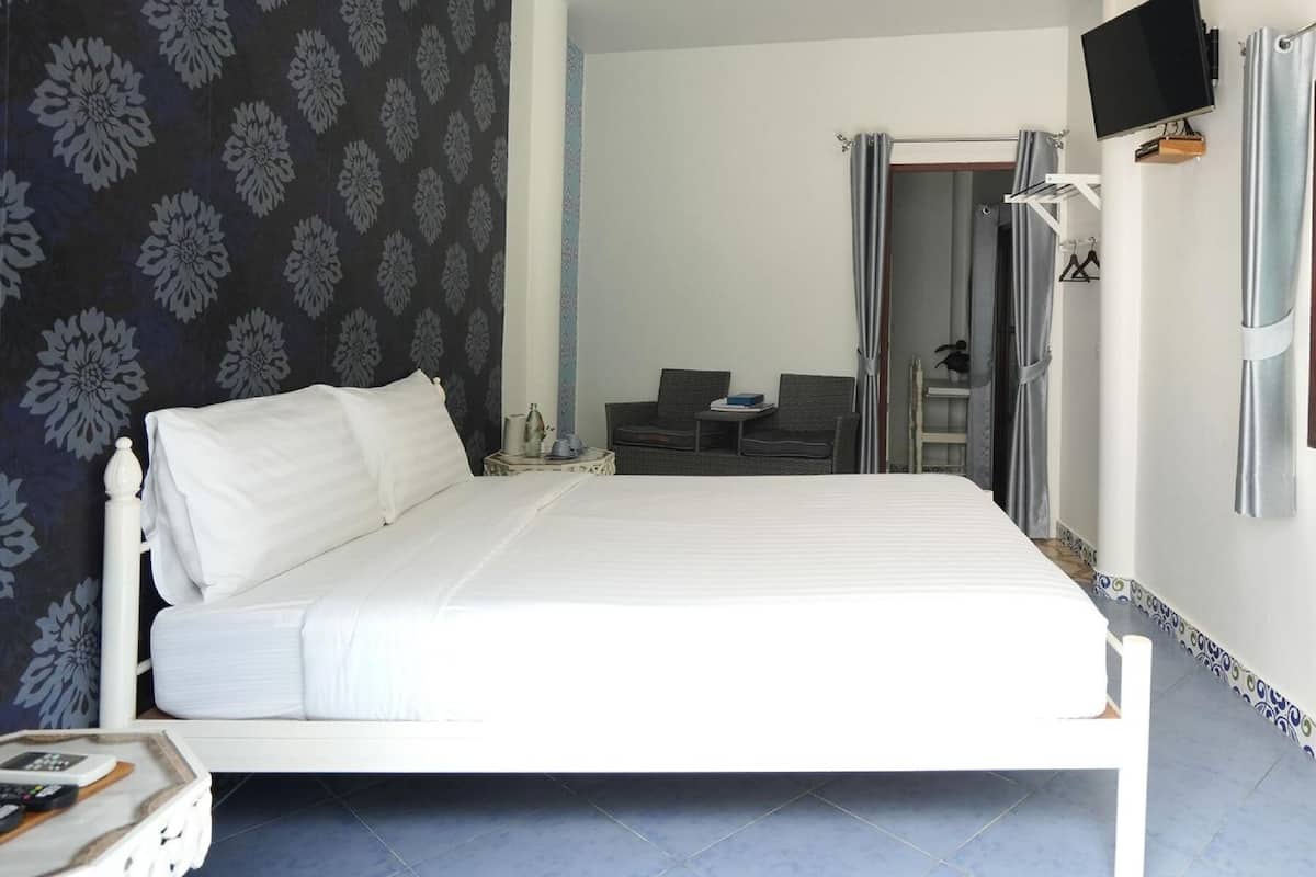 Superior Room, 1 Bedroom | Free minibar items, in-room safe, desk, blackout curtains